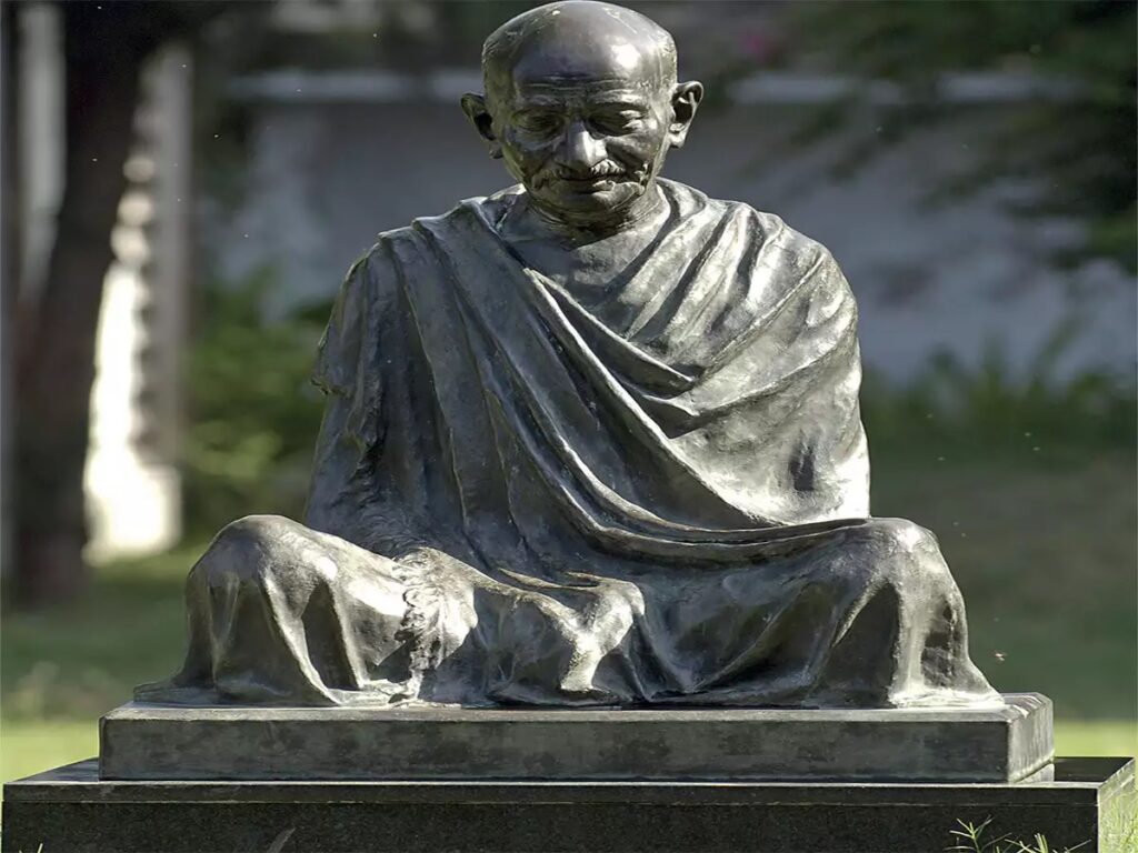 क्या देश में अब विस्मृत हैं गांधी