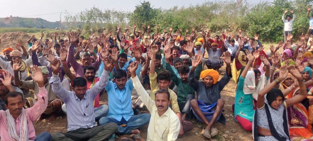जबरन जमीन के कब्जे की तैयारी के खिलाफ बरखेड़ा बांध प्रभावितों का धरना