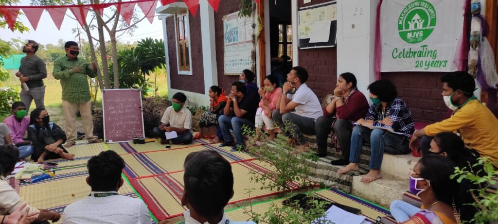 गो रूर्बन यात्रा में अहिंसक स्थानीय अर्थव्यवस्था समझने निकले है देश के चुनिंदा युवा
