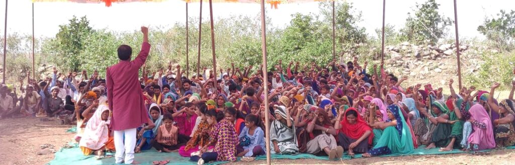 बरखेड़ा बांध के प्रभावितों का जमीन कब्जे की करवाई न करने के जिला कलेक्टर के आश्वासन के बाद धरना समाप्त