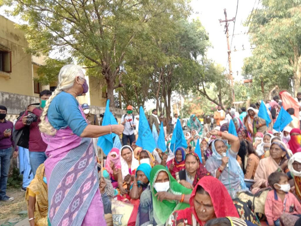 नर्मदा घाटी से सरदार सरोवर बांध के सैकड़ों विस्थापित पहुंचे इंदौर के शिकायत निवारण प्राधिकरण