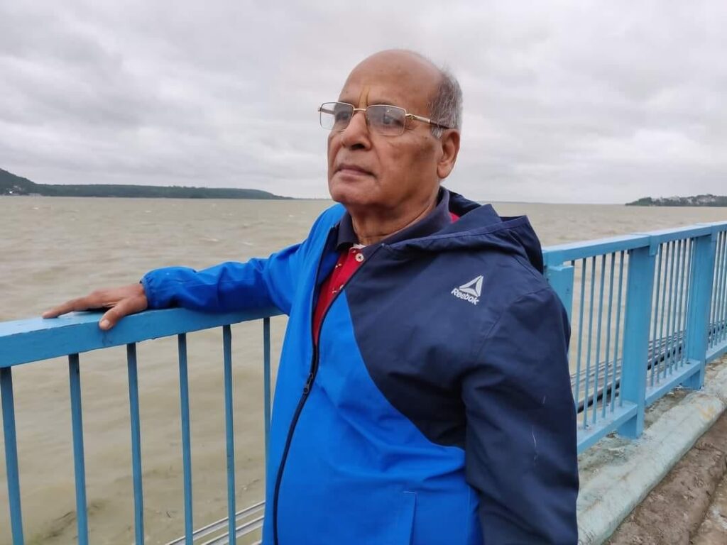 ये वक्त नामुराद है . . . . !