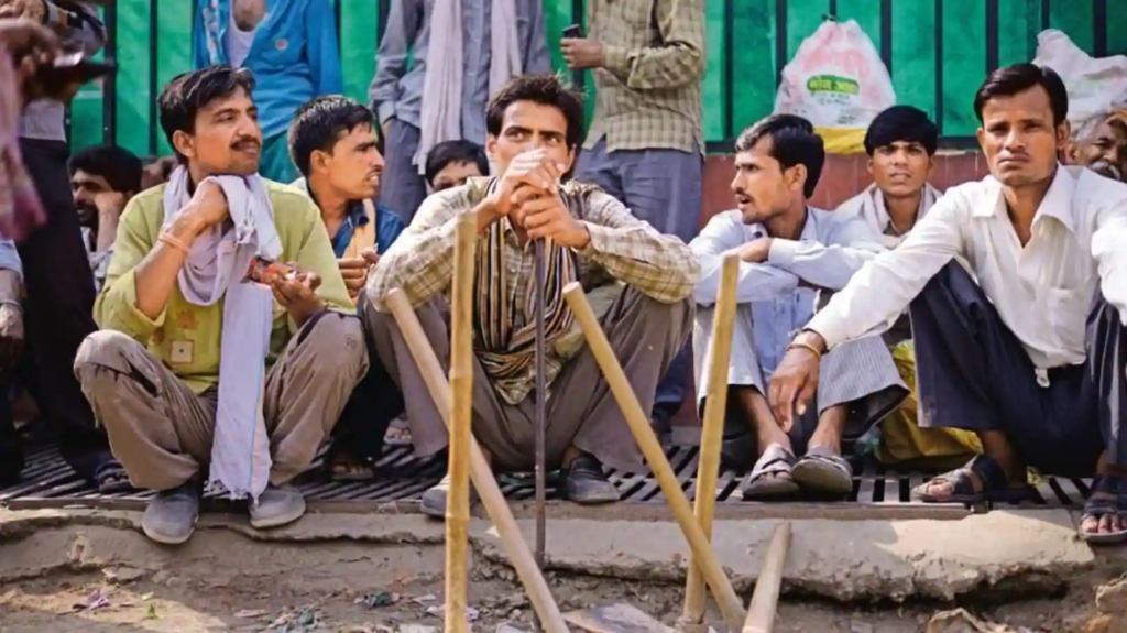 कोरोना के एक साल ने 23 करोड़ भारतीयों को बनाया ग़रीब; महिलाओं पर सबसे बुरा असर