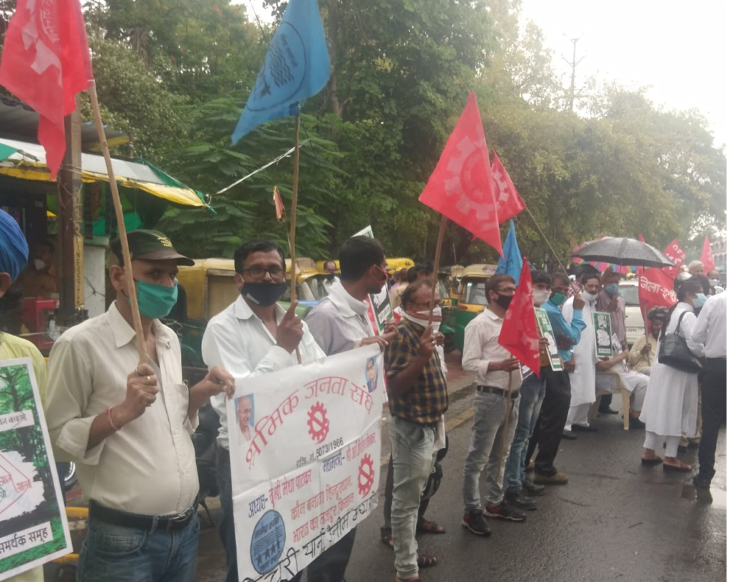 बक्सवाहा जंगल बचाने के लिए इंदौर में बरसते पानी में बनी प्रभावी मानव श्रंखला