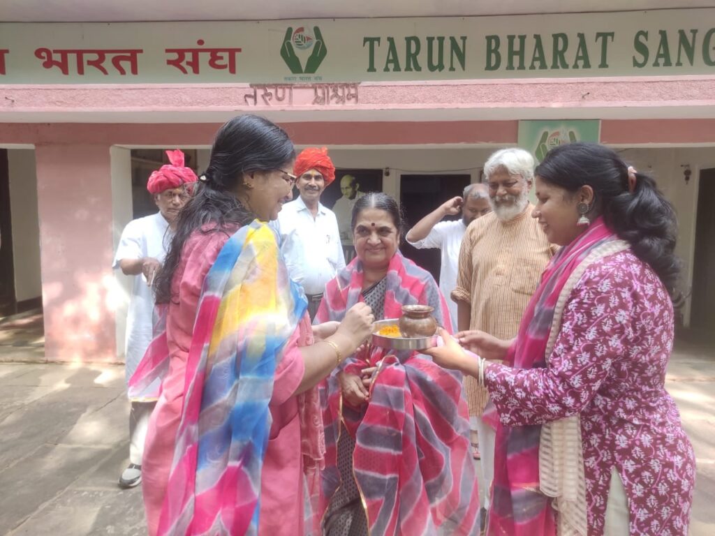 तरुण भारत संघ आश्रम में ‘अनुपम बाग’ और ‘सिद्धराज ढड्ढा बाग’ का लोकार्पण
