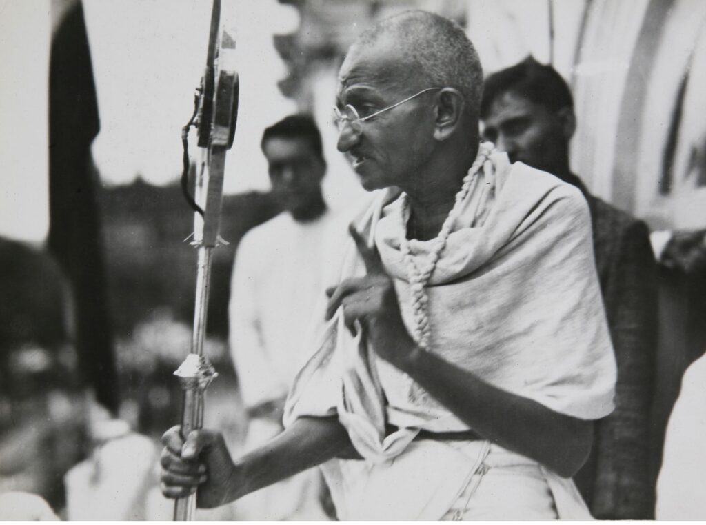 विचार : गांधी की गति न्यारी
