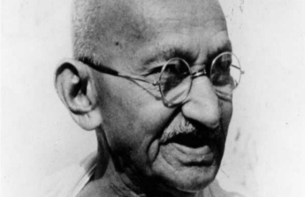 यह महात्मा गांधी के सम्मान का ही नहीं, लोकतंत्र के संरक्षण का सवाल भी है।
