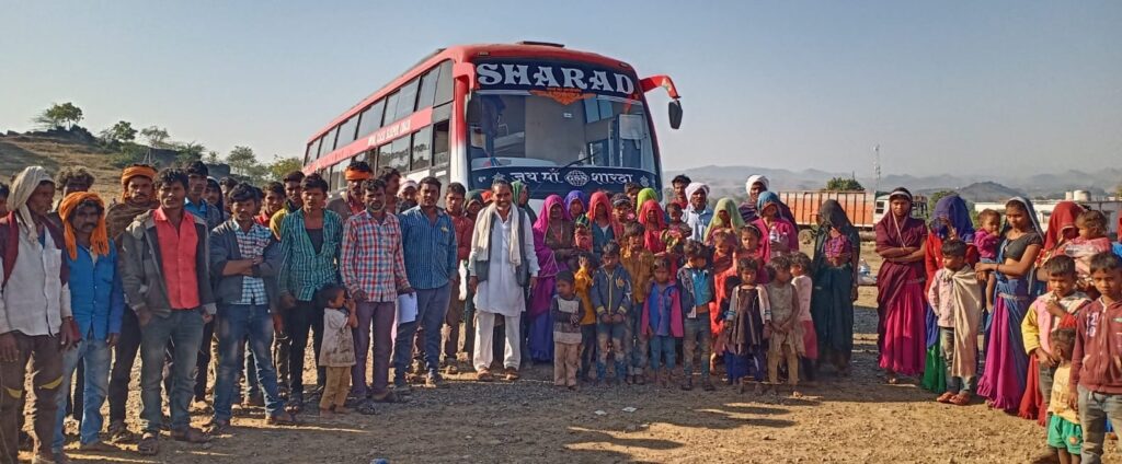 आदिवासी संगठन के प्रयास से बंधुआ मजदूरी में फंसे 250 आदिवासियों की वापसी
