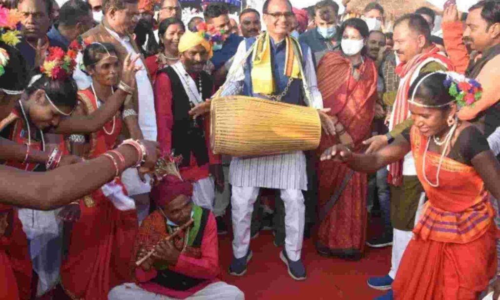 शराब से आदिवासियों का उत्‍थान : बड़े खतरे हैं इस राह में