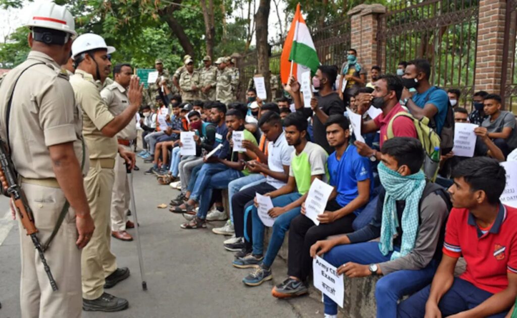 सामयिक  : राज्य की हिंसा बनाम समाज की हिंसा