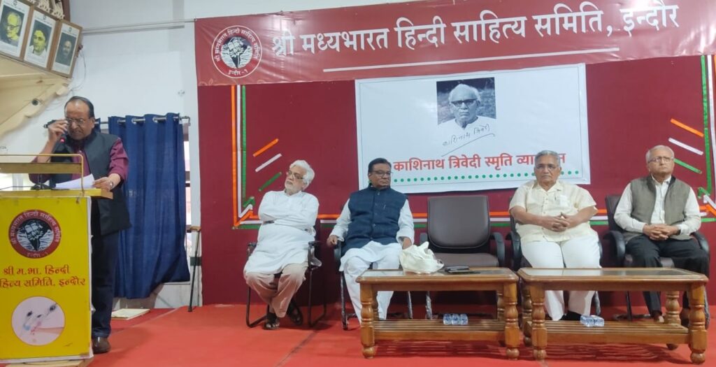 हम चट्टानों की तरह मौन हो गये है, जहाँ सत्य की आवाज लौटकर नहीं आती