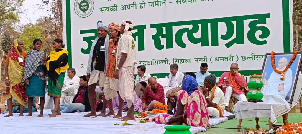 छत्‍तीसगढ़ सरकार को अभियान चलाकर आदिवासियों को वन का अधिकार सौंपना चाहिए