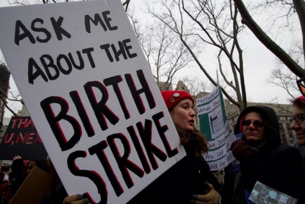 ‘जलवायु परिवर्तन’ के जबाव में ‘जन्म-हड़ताल’ birth strike