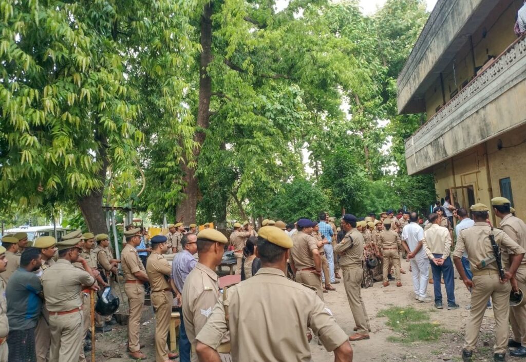गांधी विचार की संस्‍था सर्व सेवा संघ : भवनों पर कब्जा हटाने पहुंचा रेलवे पुलिस का बल