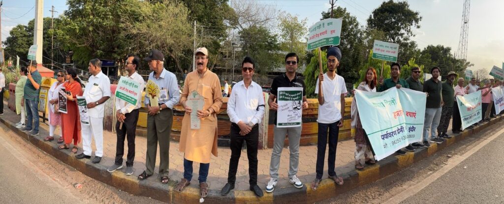 हुकुमचंद मिल परिसर में पेड़ों की कटाई के विरोध में सड़कों पर उतरे नागरिक: इंदौर में जन चेतना ने बनाई विशाल मानव श्रृंखला