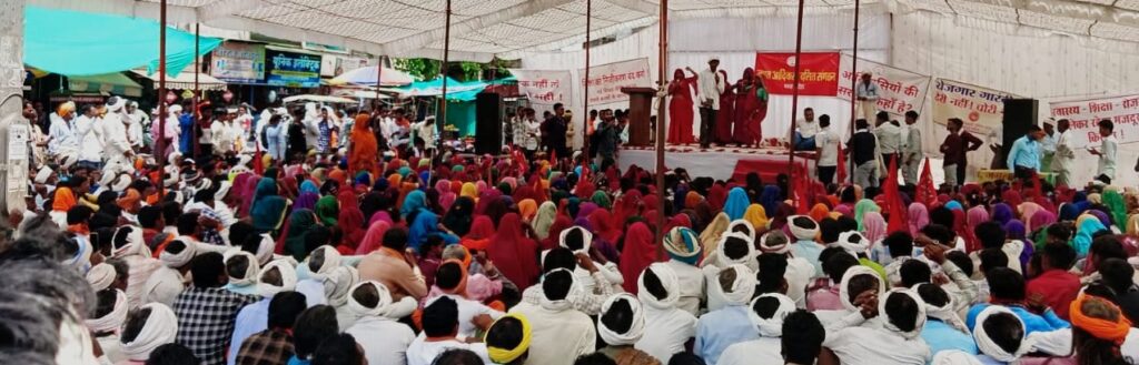 कागज़ी कार्रवाई और केवाईसी के नाम पर जन-हित योजनाओं में अड़चनें : बड़वानी में हज़ारों आदिवासी हुए लामबंद