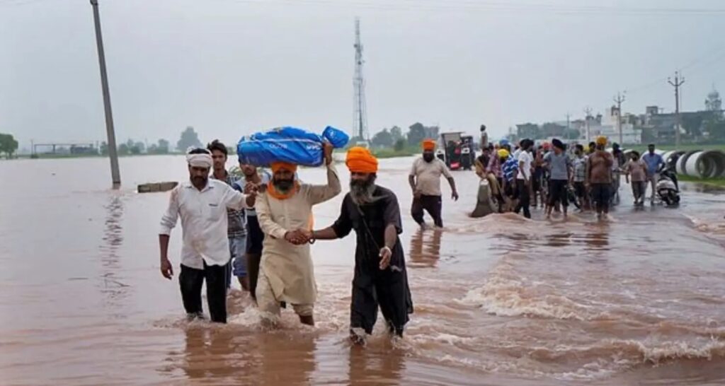 पंजाब : बाढ़ के समय बांध से पानी छोड़ा जाना काल बन गया