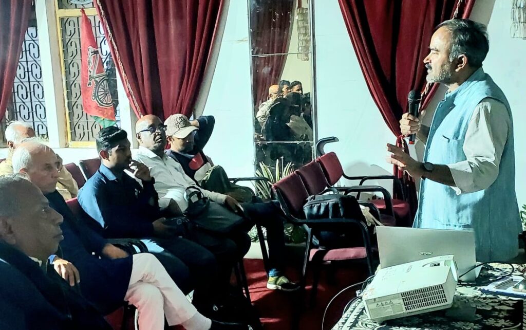 इज़रायल कर रहा है फ़लस्तीनियों का नस्लीय नरसंहार