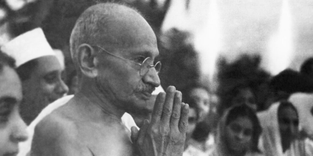 गांधी पुण्‍य स्‍मरण : कोई अदृश्य ताक़त ही गांधी को मरने से बचा रही है ?