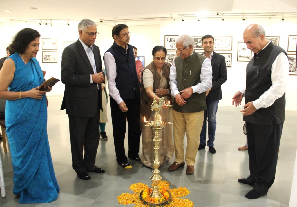 फ़्रेम्स ऑफ़ इटर्निटी  : रोशन लाल चोपड़ा की श्वेत-श्याम गाथाएँ