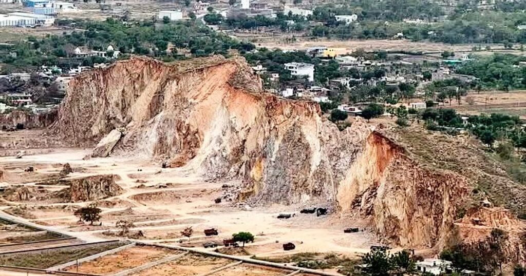 अरावली की परिभाषा पर सवाल : विरासत बनाम खनन का संघर्ष