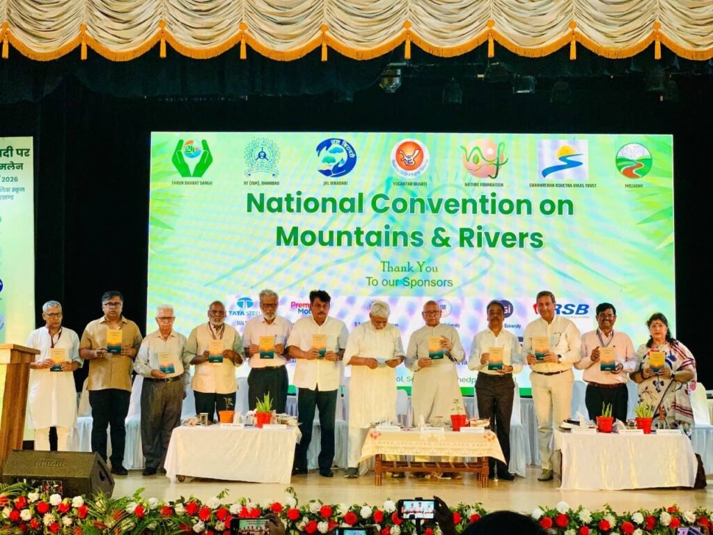पर्यावरण के लिहाज से पहाड़ एवं नदियों को बचाने की आवश्यकता