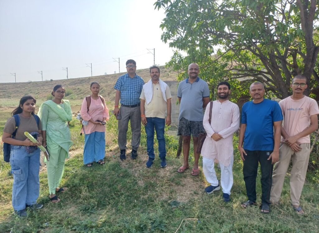 लोनी नदी अध्ययन यात्रा पर निकले मंगल भूमि फाउंडेशन के स्वयंसेवक