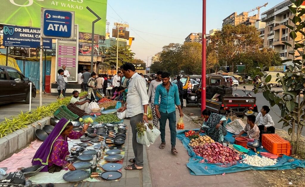 हमारे फुटपाथ कौन हजम कर रहा?