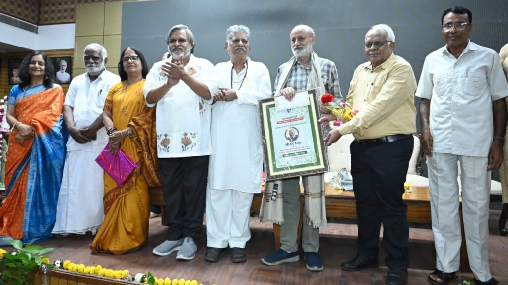जो गुस्सा सड़कों पर उबला वह सरोज जी की धारा की शायरी की जीत है