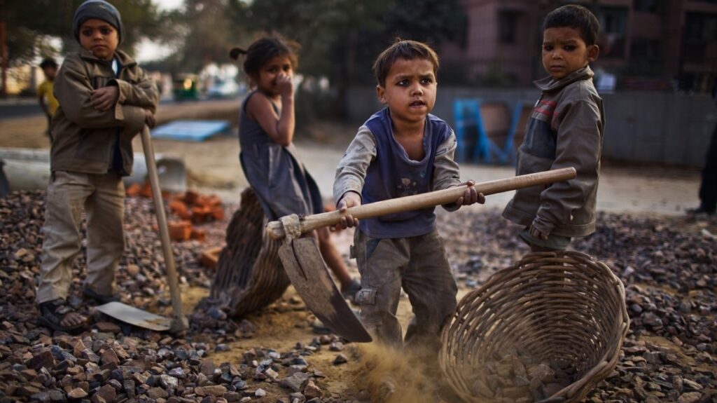 दो स्तरों की शिक्षा : बच्चों को बंधुआ बनाने की साज़िश