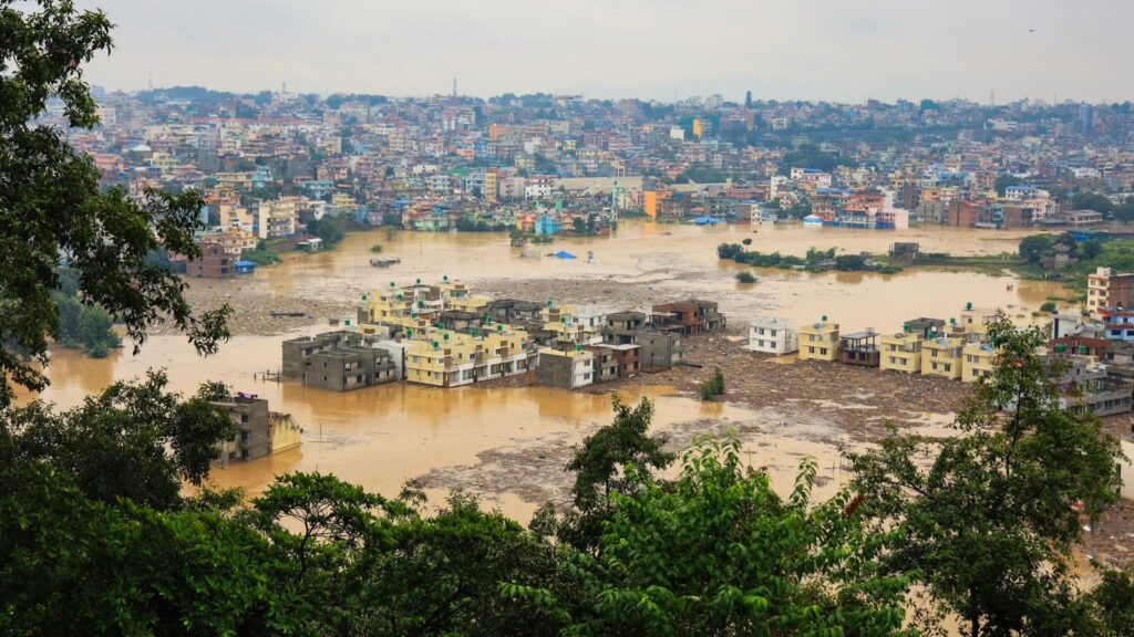 नेपाल प्राकृतिक आपदा : हिमालय अब जलवायु परिवर्तन का बोझ नहीं उठा सकता