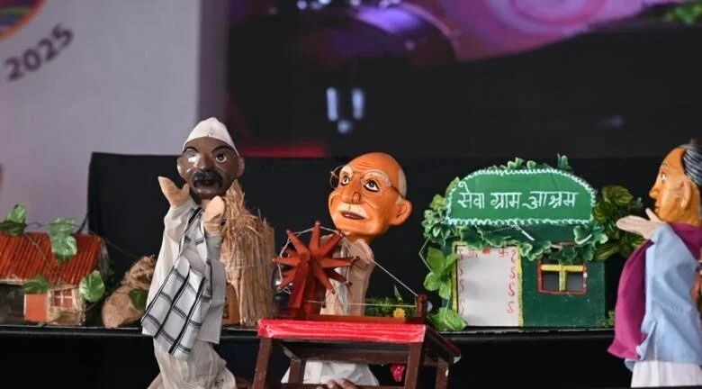 20 साल से कठपुतलियों के जरिए गांधी की कहानी कह रहे मिथिलेश दुबे