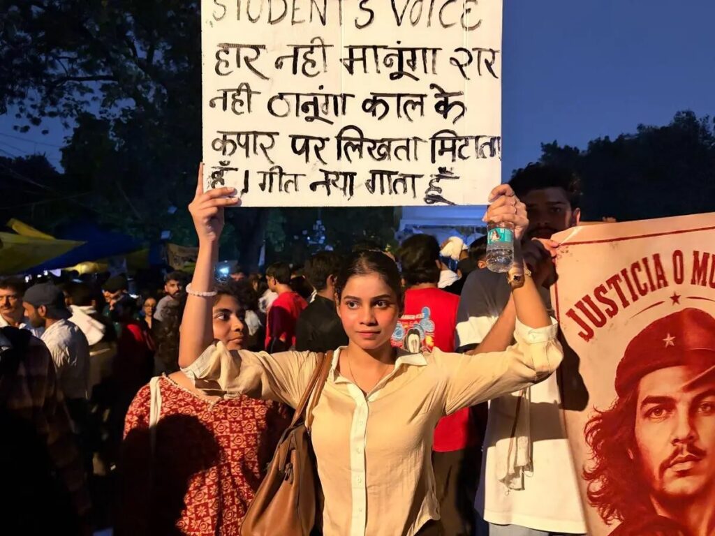 स्त्री के सवालों से बेनकाब होती सामाजिक सोच