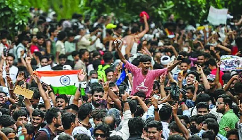 सत्ता परिवर्तन से आगे, व्यवस्था परिवर्तन की ओर बढ़ने का समय